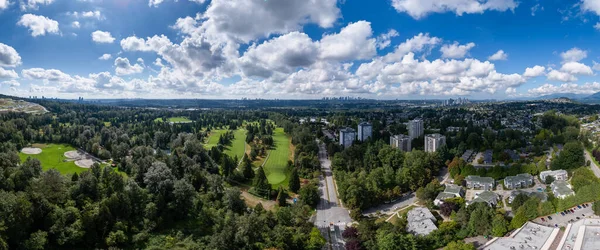 Burnaby ve Büyük Vancouver 'ın BC, Kanada' da parlak bir gökyüzü altında geniş bir hava manzarası.