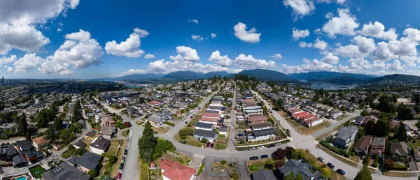 Burnaby, Greater Vancouver, BC, Kanada 'da bulutlu mavi gökyüzü altındaki banliyö evleri.