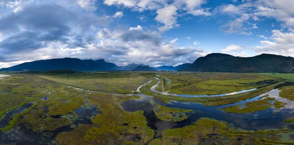 Nehir vadilerinin, yemyeşil sulak alanların ve Kanada 'nın BC, Kanada' daki dağların dramatik manzarası..