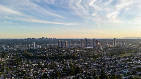Burnaby, Greater Vancouver, BC, Kanada 'nın kentsel ve banliyö karşıtlığını vurgulayan hava manzarası.