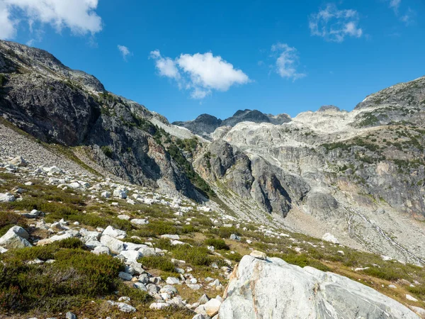 Kayalarla, yeşilliklerle ve BC, Kanada 'da canlı mavi gökyüzüyle manzaralı bir dağ manzarası..