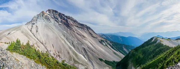 Squamish, BC, Kanada 'daki Alp arazilerinin panoramik manzarası ve yemyeşil yemyeşil.