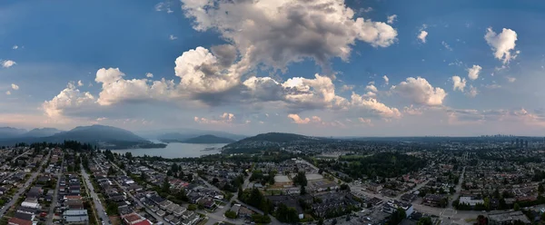 Burnaby 'nin Büyük Vancouver, BC, Kanada' daki hava manzarası, dağları ve bulutları gösteriyor..