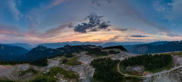 BC, Kanada 'da gün batımında bir dağ manzarasının panoramik görüntüsü