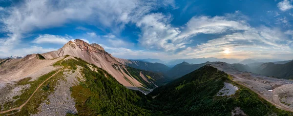 BC, Kanada 'da gün batımında görkemli dağ manzarası canlı manzara ayrıntılarıyla.