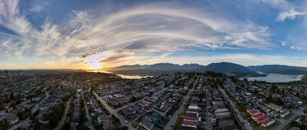 Burnaby ve Büyük Vancouver 'ın panoramik gün batımı görüntüsü, BC, Kanada yukarıdan.