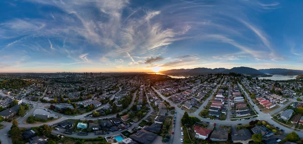Burnaby, BC, Kanada 'nın çarpıcı hava görüntüsü, sakin bir günbatımında çekildi..