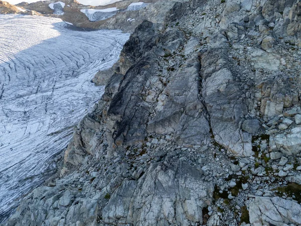 M.Ö. 'de bir buzulun yanında kaya oluşumları, Kanada doğanın engebeli güzelliğini gözler önüne seriyor..