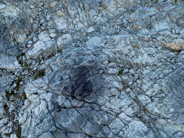 Engebeli kayalık arazi detaylı dokuları, jeolojik oluşumları ve BC, Kanada 'daki doğal güzellikleri sergiliyor..