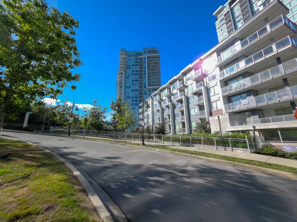 Modern estetik ve mavi gökyüzü arka planına sahip yerleşim kompleksi Port Moody, BC, Kanada.