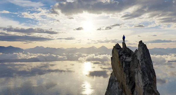 Bir dağın zirvesinde çarpıcı manzaraya bakan bir insanın 3 boyutlu görüntüsü..