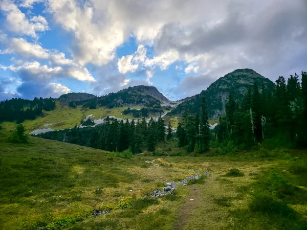 Squamish ve Whistler, BC, Kanada yakınlarındaki manzaralı bir dağ vadisi manzarası.