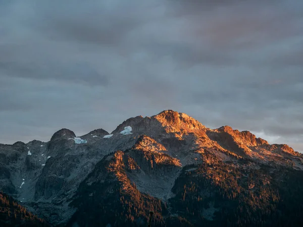 Squamish ve Whistler, BC, Kanada yakınlarındaki engebeli dağ tepelerini aydınlatan güzel güneş ışığı.