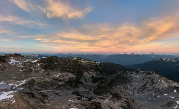 Gün batımında dramatik alp manzarası, engebeli tepe, kar yamaları, ve Britanya Kolombiyası, Kanada 'daki uzak tepeler.