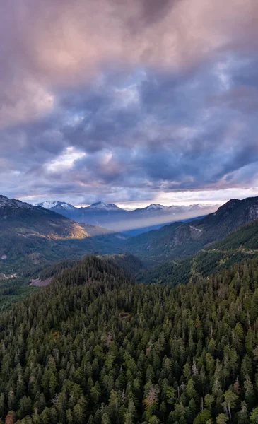 Kanada 'nın Britanya Kolumbiyası' nda geniş bir dağ vadisi. Yoğun ormanlar, yuvarlanan tepeler ve dramatik bulut örtüsü..
