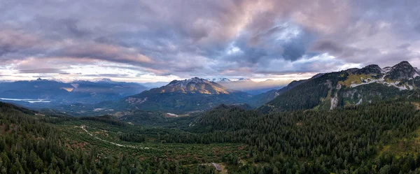 Britanya Kolumbiyası, Kanada 'daki geniş dağ manzarası, ormanları, tepeleri ve dramatik bulutlarıyla.