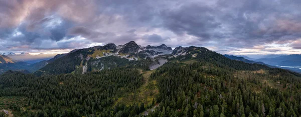 Britanya Kolumbiyası, Kanada 'da engebeli dağlar ve yoğun çam ormanlarından oluşan geniş bir manzara..