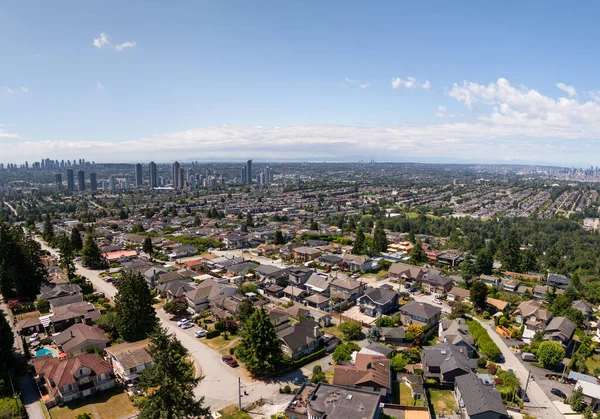 Büyük Vancouver 'daki Burnaby banliyösü, BC, Kanada, şehir silueti uzakta ve yeşil sokaklar.