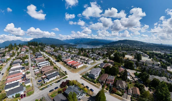 Burnaby 'nin gölü, dağları ve geniş mavi gökyüzü olan banliyösünün geniş bir hava manzarası. Burnaby, Büyük Vancouver, BC, Kanada