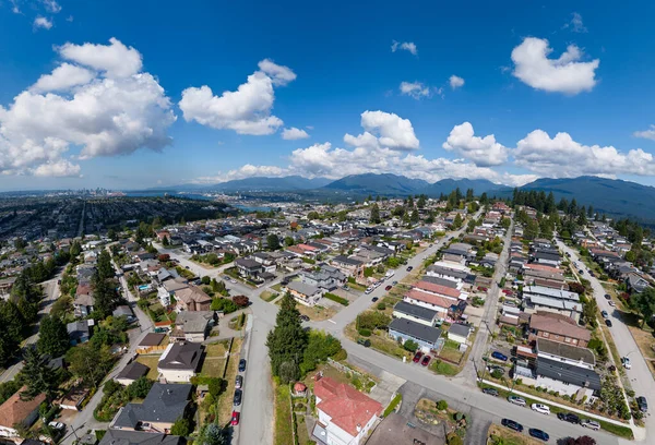 Burnaby, Büyük Vancouver, BC, Kanada 'daki ağaçlarla çevrili bir banliyöde kuş bakışı manzara.