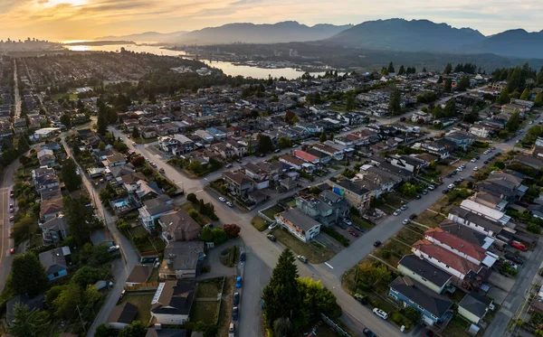 Büyük Vancouver, BC, Kanada 'daki Burnaby banliyösünün gün batımında havadan görünüşü.