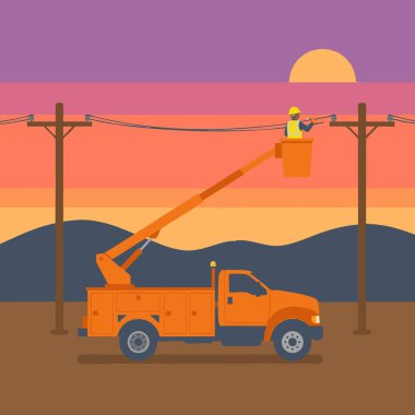 Gün batımında Kova Kamyonu Tamir Güç Hattı