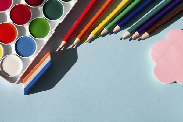 çok renkli kalemler ve mavi kağıt arkaplanda çizimler