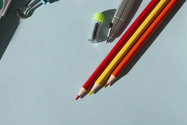 renkli kalemler ve koyu arkaplanda daireler çizmek için bir araç