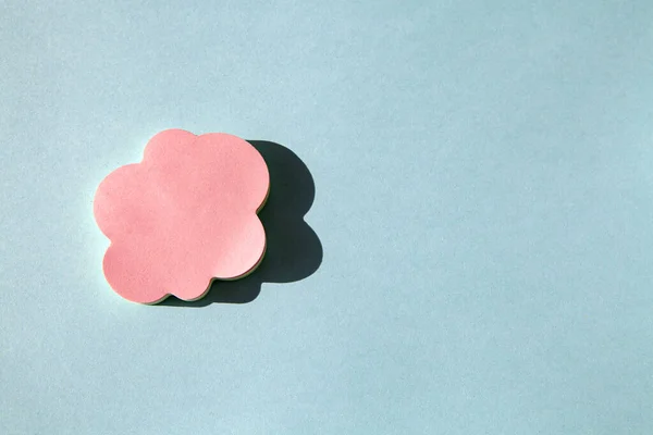Mavi arkaplanda pembe kağıt bulutlar