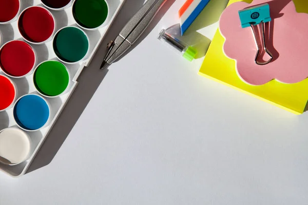  Kağıt, boya, kalem, silgi, daire çizmek için bir araç, boş defter.