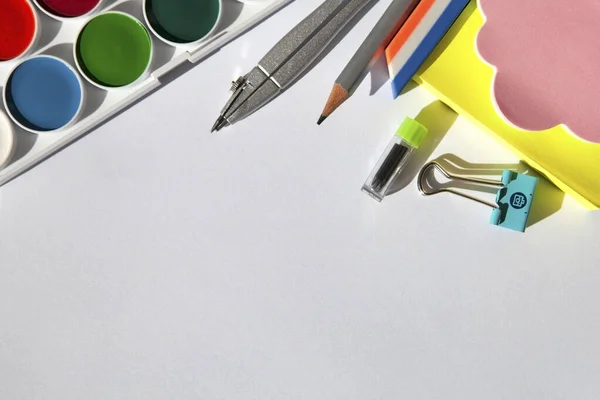  Kırtasiye, boya, kalem, silgi, beyaz zemin üzerinde daire, üst görünüm ve kağıt çizmek için bir araç