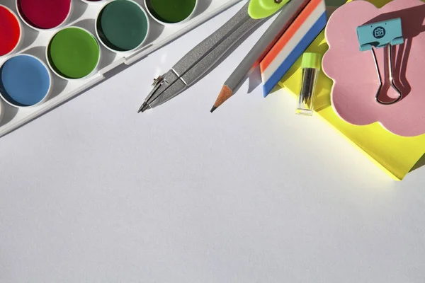 Kırtasiye, boya, kalem, kağıt silgi, gri arkaplanda daireler çizmek için bir araç, üst görünüm