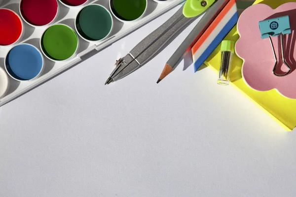  Kırtasiye, boya, kalem, silgi, gri arkaplanda daireler çizmek için bir araç, üst görünüm