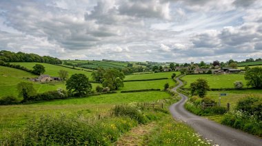 Sarmal Yol ve Yuvarlanan Yeşil Tepeler ile Idyllic İngiliz Kırsal Arazisi