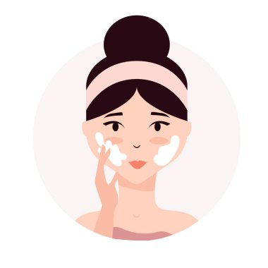 Yüzüne bakan bir kadın. Günlük cilt bakımı. Yüzüne krem süren genç bir kadın. Deri hidrasyonu, nemlendirici.