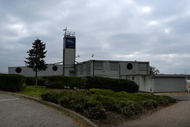 LONDON, İngiltere - 11 Ekim 2025: Riverside Proje Ofisi binası tabelasıyla havlamak