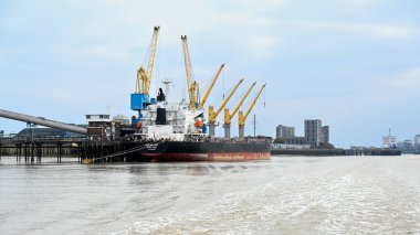 LONDON, İngiltere - 11 Ekim 2025: Büyük uçak gemisi Ocean Joy Doğu Londra Thames Nehri 'nde bir iskeleye bağlandı