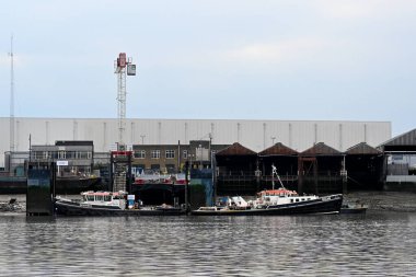 LONDON, İngiltere - 11 Ekim 2025: Cory Barges 'Regain' ve 'Resource' Thames Nehri 'ne demirlemiş