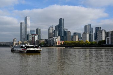 LONDON, İngiltere - 11 Ekim 2025: Thames Nehri üzerindeki IFS Cloud Greenwich Yarımadası Gondola