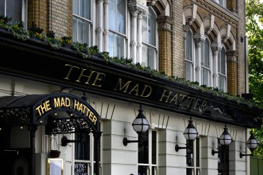 LONDON, İngiltere - 11 Ekim 2025: Stamford Caddesi, Southwark 'taki Mad Hatters pub otelinin dışı