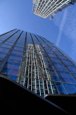 LONDON, İngiltere - 11 Ekim 2025: Bankside Yards 'ın yapım aşamasındaki yansımasına sahip bir Blackfriars kulesi