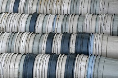 Çocuk odasında kullanılmış gri plastik saksılar.