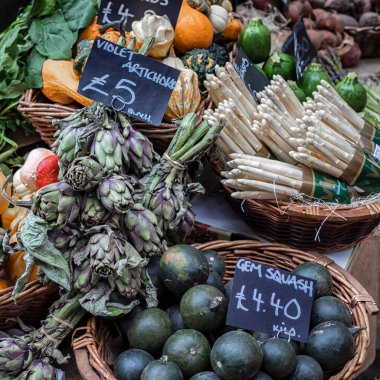 LONDON, İngiltere - 21 Eylül 2018: Borough Market 'te satılık taze sebzeler ve fiyat etiketleri