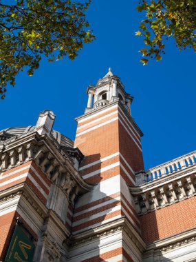 LONDON, İngiltere - 31 Ekim 2018: Güney Kensington 'daki Doğal Tarih Müzesinin Dış görünüşü