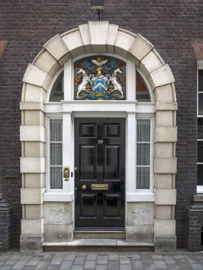 LONDON, İngiltere - 18 Şubat 2018: Dowgate Hill 'deki Worshipful Innholders Salonu' nun giriş kapısı