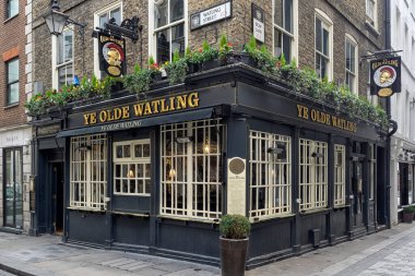 LONDON, İngiltere - 18 Şubat 2018: Watling Caddesi 'ndeki Ye Olde Watling Pub' ın dış görünümü