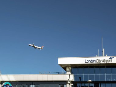 LONDON, İngiltere - Nisan 05, 2018: Rıhtımdaki Londra Şehir Havaalanı Terminal Binası 'ndan kalkan bir uçak