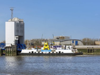 LONDON, İngiltere - Nisan 05, 2018 Thames Nehri üzerindeki Woolwich Feribotu