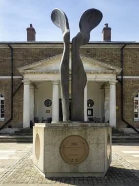 OLONDON, İngiltere - Nisan 05, 2018: Nike Heykeli, Woolwich Kraliyet Arsenali 'ndeki Dial Arch Square' de Pavlos Angelos tarafından yontuldu