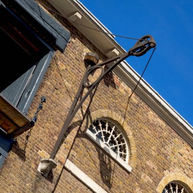 LONDON, İngiltere - Nisan 05, 2018: Rıhtımdaki Batı Hindistan Rıhtımı 'nda yeniden geliştirilmiş bir depoyu kaldırın